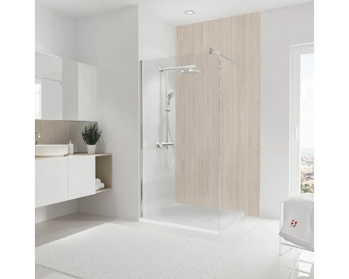 Salle de bains lumineuse avec paroi de douche, lavabo et tapis de bain