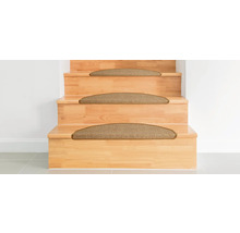 Holztreppe mit Teppichstufenmatten