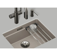 Évier avec robinet, distributeur de savon et égouttoir dans l'évier