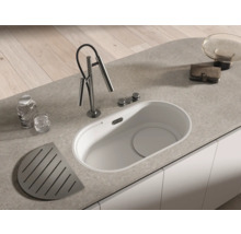 Küchenspüle mit Armatur auf einer Arbeitsplatte