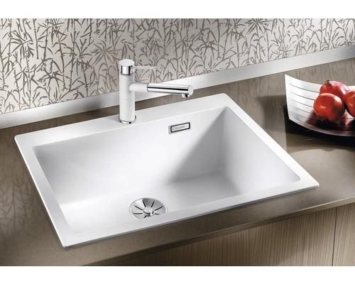 Weiße Küchenspüle mit Armatur auf einer Arbeitsplatte