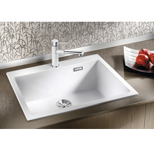 Weiße Küchenspüle mit Armatur auf einer Arbeitsplatte