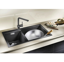 Doppelspüle mit Wasserhahn und Wok in der Küchenspüle