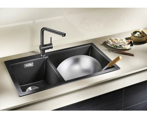 Doppelspüle mit Wasserhahn und Wok in der Küchenspüle
