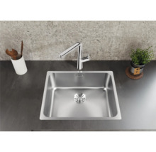 Évier en acier inoxydable avec robinet sur un plan de cuisine.