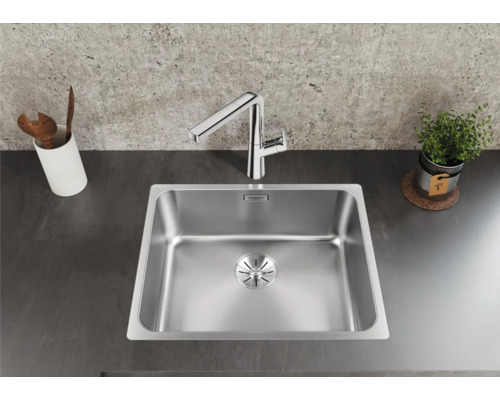 Évier en acier inoxydable avec robinet sur un plan de cuisine.