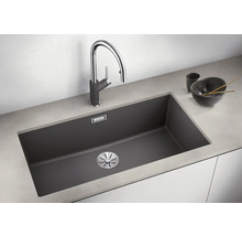 Évier avec robinetterie et vaisselle sur le plan de travail