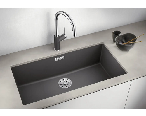 Évier avec robinetterie et vaisselle sur le plan de travail