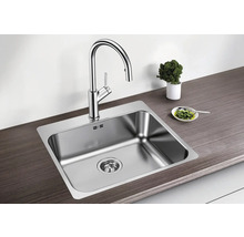 Évier en acier inoxydable avec robinet sur un plan de travail