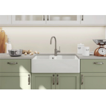 Küchenszene mit Spüle, Armatur und Küchenutensilien auf einer Arbeitsplatte