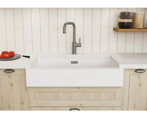 Évier de cuisine avec robinet dans une cuisine claire