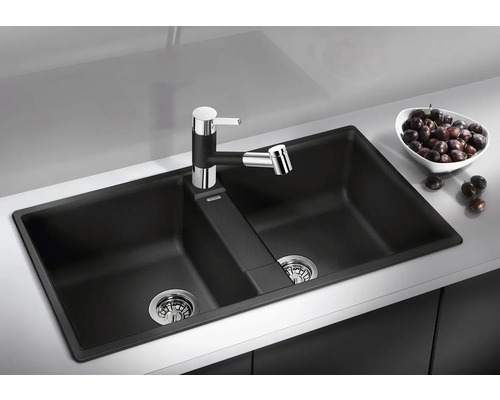 Dunkles Spülbecken mit Wasserhahn in einer modernen Küche