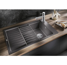 Spüle aus Stein mit Abtropffläche und Geschirrkorb