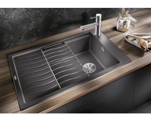 Spüle aus Stein mit Abtropffläche und Geschirrkorb