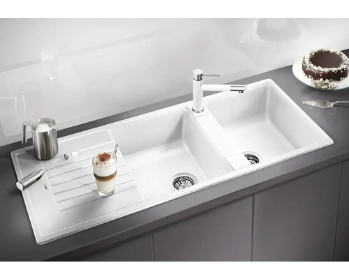 Spüle mit Abtropffläche und Armatur in einer modernen Küche.