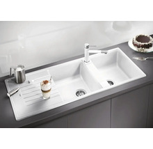 Spüle mit Abtropffläche und Armatur in einer modernen Küche.