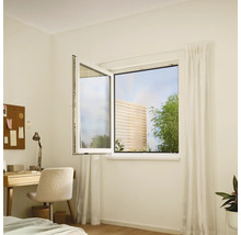 Une fenêtre oscillo-battante ouverte dans une pièce lumineuse avec un bureau et vue sur le jardin.