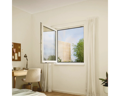 Une fenêtre oscillo-battante ouverte dans une pièce lumineuse avec un bureau et vue sur le jardin.