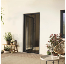 Vue extérieure d'une porte moustiquaire ouverte dans un espace de vie