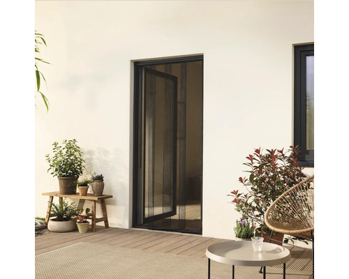 Vue extérieure d'une porte moustiquaire ouverte dans un espace de vie