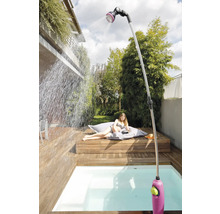 Scène de jardin avec douche, terrasse en bois et personne se détendant