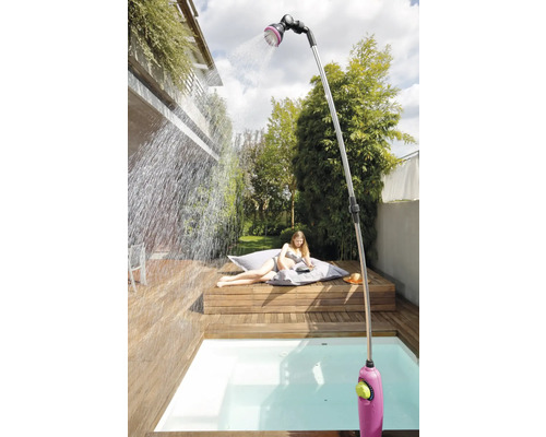 Scène de jardin avec douche, terrasse en bois et personne se détendant