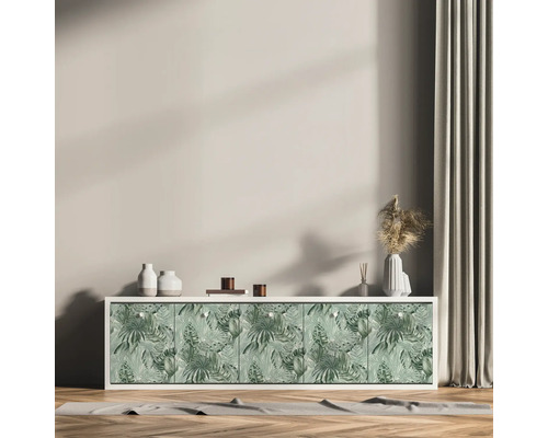 Salon avec buffet décoré d'un motif de plantes tropicales