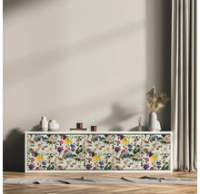 Salon avec commode ornée d'un motif floral