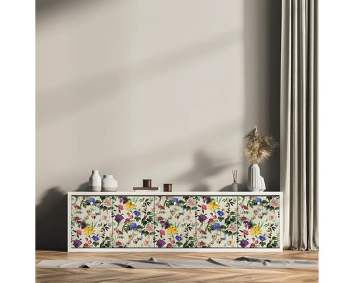 Salon avec commode ornée d'un motif floral