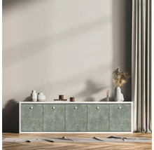 Buffet avec cinq portes, décoration et rideau dans une pièce lumineuse