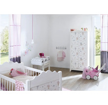 Chambre d'enfant avec lit à barreaux, armoire et chariot à jouets.