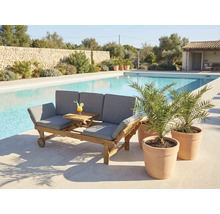 Banc de jardin en bois trois places avec coussins gris, table pliante et roues à côté d'une piscine