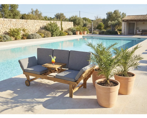 Banc de jardin en bois trois places avec coussins gris, table pliante et roues à côté d'une piscine