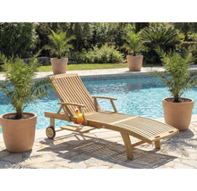 Scène avec une chaise longue en bois, un cocktail et des plantes près d'une piscine.