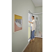 Femme ouvrant une porte anti-insectes dans une pièce lumineuse.