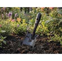 Bêche de jardin de for_q dans un parterre de fleurs