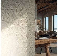 Papier peint intissé au motif botanique délicat dans un salon lumineux avec une table en bois rustique et des poutres apparentes.
