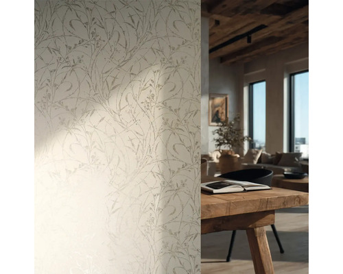 Papier peint intissé au motif botanique délicat dans un salon lumineux avec une table en bois rustique et des poutres apparentes.