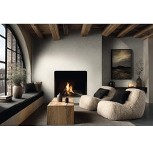 Salon moderne avec cheminée, murs texturés et poutres en bois. Fauteuils, une table en bois et un coin fenêtre confortable.