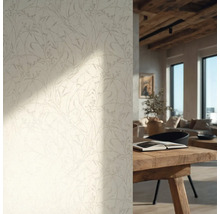 Tapete mit filigranem floralem Muster in einem hellen Wohnzimmer mit einem Holztisch und einer Holzdecke.