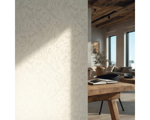 Tapete mit filigranem floralem Muster in einem hellen Wohnzimmer mit einem Holztisch und einer Holzdecke.