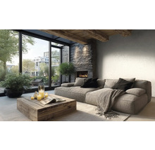 Modernes Wohnzimmer mit Sofa, rustikalem Holztisch, Steinkamin und großen Fensterfronten mit Blick auf Pflanzen und Gebäude.