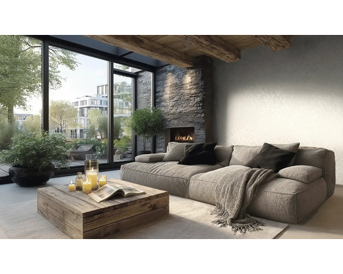 Modernes Wohnzimmer mit Sofa, rustikalem Holztisch, Steinkamin und großen Fensterfronten mit Blick auf Pflanzen und Gebäude.