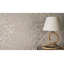 Nahaufnahme einer Wand mit Blumentapete und einer Tischlampe