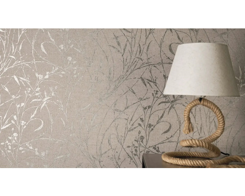 Nahaufnahme einer Wand mit Blumentapete und einer Tischlampe
