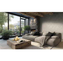 Wohnzimmer mit Sofa, Kissen, Couchtisch, Kerzen und Kamin