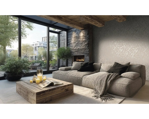 Wohnzimmer mit Sofa, Kissen, Couchtisch, Kerzen und Kamin