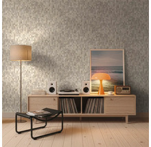 Papier peint intissé à motif mosaïque rectangulaire dans un salon lumineux avec buffet en bois, tourne-disque et lampadaire.