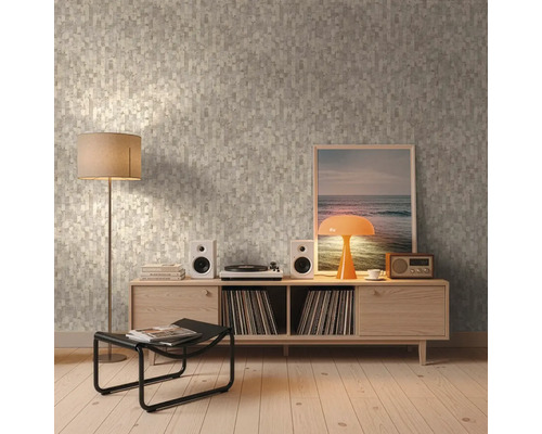 Papier peint intissé à motif mosaïque rectangulaire dans un salon lumineux avec buffet en bois, tourne-disque et lampadaire.
