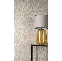 Papier peint intissé avec motif vertical de rectangles irréguliers dans une pièce moderne avec une lampe de table sur une table d'appoint.